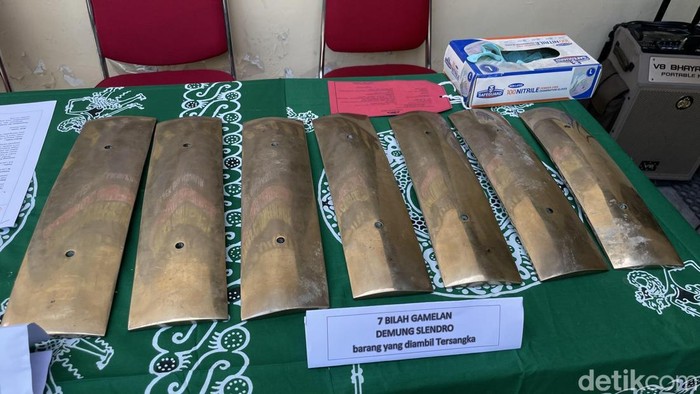 Tujuh bilah demung slendro yang dicuri dari Fakultas Ilmu Budaya (FIB) UGM