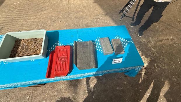 Presiden Prabowo Subianto sempat melihat produk genteng hasil pengelolaan sampah di Tempat Pengolahan Sampah Terpadu Berbasis Lingkungan dan Edukasi (TPST BLE) Banyumas.