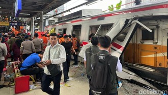 Penampakan Gerbong KRL Hancur Ditembus KA Argo Bromo Anggrek di Stasiun Bekasi Timur