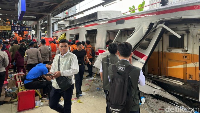 Gerbong Kereta Hancur Usai Kecelakaan di Bekasi