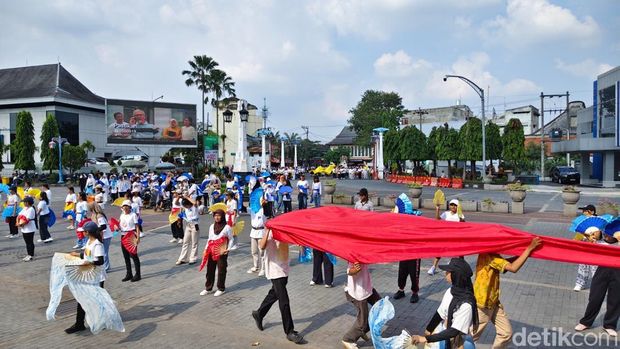 Gladi resik Solo Menari 2026 di Jalan Jendral Sudiman, Solo, Selasa (28/4/2026). Gladi resik Solo Menari 2026 di Jalan Jendral Sudiman, Solo, Selasa (28/4/2026).