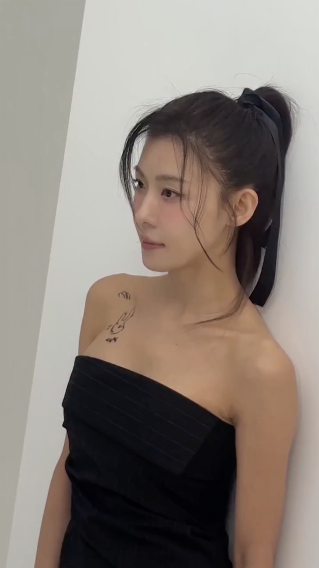 Meski memulai debut akting sejak 1996, visual Ha Ji Won tak banyak berubah, seolah tak menua. Banyak yang memuji paras cantiknya tidak sesuai dengan usia aslinya. Foto: dok. Instagram @hajiwon1023