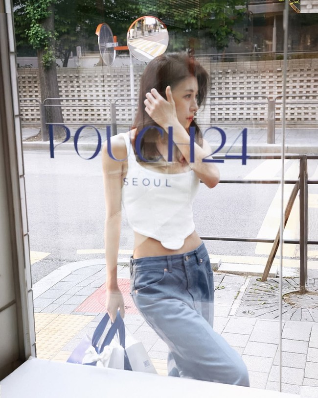 Untuk menurunkan berat badan, Ha Ji Won hanya fokus pada stretching alias peregangan tubuh. Ia justru menghindari olahraga berat karena massa ototnya cepat terbentuk. Foto: dok. Instagram @hajiwon1023