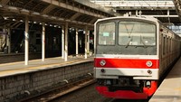 Warga Tertemper KRL Green Line di Stasiun Jurangmangu