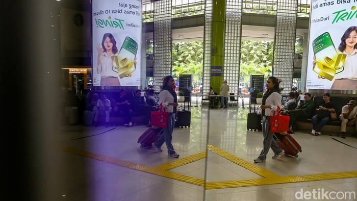 Sejumlah perjalanan kereta api (KA) jarak jauh dari Stasiun Gambir, Jakarta, mengalami keterlambatan pada Selasa (28/4/2026). Gangguan ini merupakan imbas dari kecelakaan kereta yang terjadi di Stasiun Bekasi Timur pada malam sebelumnya.