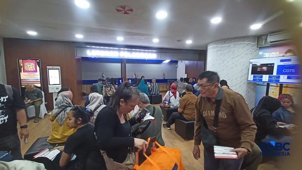 Imbas kecelakaan kereta api di wilayah Bekasi masih terasa hingga Selasa (28/4/2026). Gangguan operasional yang terjadi membuat arus perjalanan kereta api jarak jauh dari Stasiun Gambir terganggu, bahkan sejumlah perjalanan harus dibatalkan demi keselamatan dan proses evakuasi. (CNBC Indonesia/Ferry Sandi)