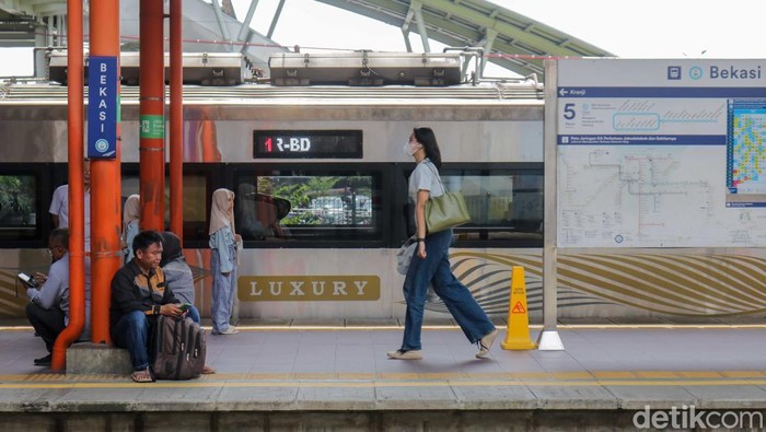 Penumpang menunggu kedatangan kereta rel listrik (KRL) di peron Stasiun Bekasi, Selasa (28/4/2026). Perjalanan KRL Blue Line relasi Jakarta–Cikarang sementara hanya dilayani hingga Stasiun Bekasi.