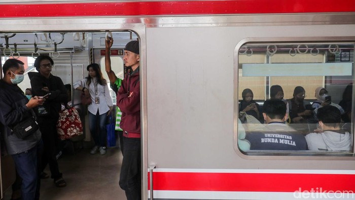 Penumpang menunggu kedatangan kereta rel listrik (KRL) di peron Stasiun Bekasi, Selasa (28/4/2026). Perjalanan KRL Blue Line relasi Jakarta–Cikarang sementara hanya dilayani hingga Stasiun Bekasi.