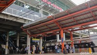 Petugas di lokasi juga terlihat memberikan arahan kepada penumpang terkait perubahan pola perjalanan dan alternatif rute yang dapat digunakan. Sementara itu, pengaturan perjalanan KRL masih bersifat dinamis dan dapat berubah sewaktu-waktu, mengikuti proses evakuasi dan penanganan di lokasi kejadian yang hingga kini masih berlangsung.  