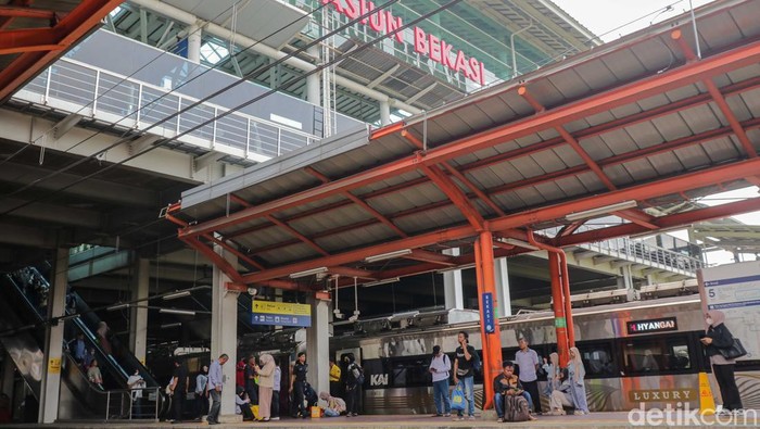 Penumpang menunggu kedatangan kereta rel listrik (KRL) di peron Stasiun Bekasi, Selasa (28/4/2026). Perjalanan KRL Blue Line relasi Jakarta–Cikarang sementara hanya dilayani hingga Stasiun Bekasi.