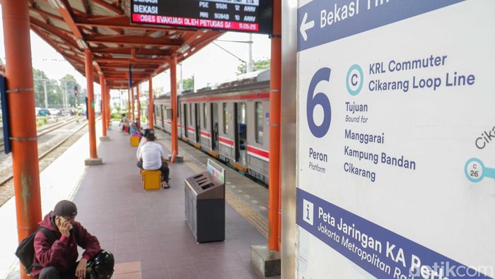 Penumpang menunggu kedatangan kereta rel listrik (KRL) di peron Stasiun Bekasi, Selasa (28/4/2026). Perjalanan KRL Blue Line relasi Jakarta–Cikarang sementara hanya dilayani hingga Stasiun Bekasi.