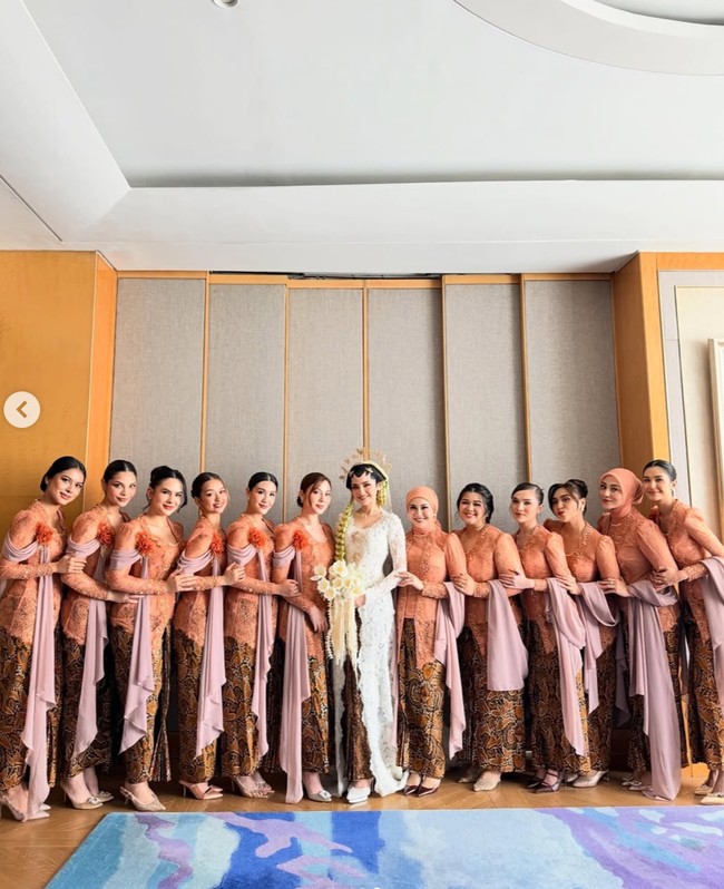 Para bridesmaid di pernikahan El Rumi dan Syifa Hadju tampil kompak dalam balutan kebaya berwarna nude peach yang lembut dan hangat. Model kebayanya pun terlihat seragam dengan model kutubaru. Foto: Instagram/@wirantikurniabride