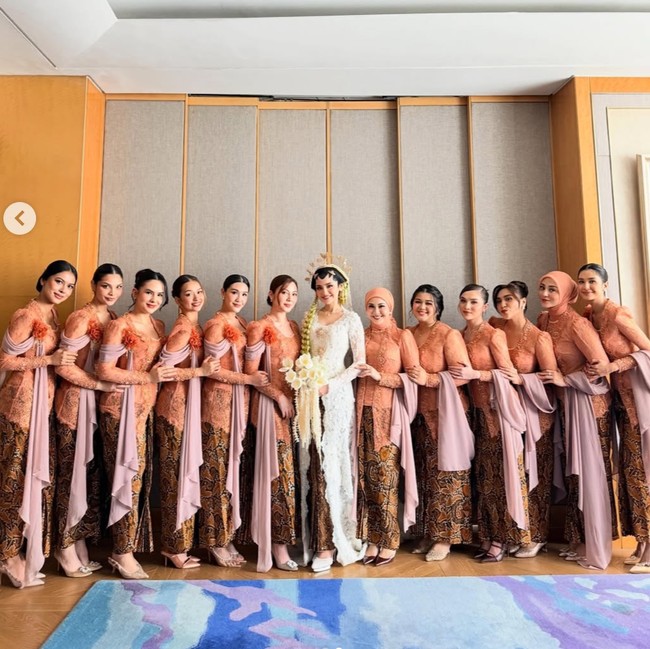 Inspirasi Kebaya Bridesmaid Dari Pernikahan El-Syifa, Dipakai Mikha Tambayong