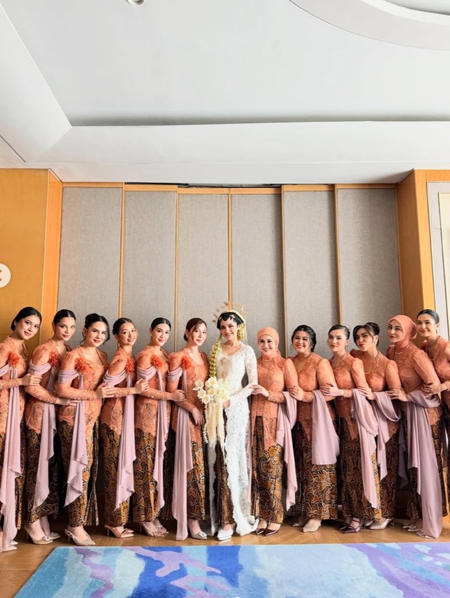 Inspirasi Kebaya Bridesmaid Dari Pernikahan El-Syifa, Dipakai Mikha Tambayong