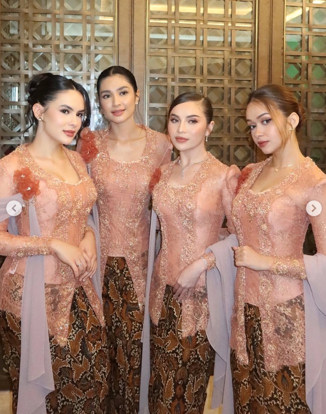 Kebaya model kutubaru itu dihiasi bordir serta payet halus, menciptakan efek berkilau elegan tanpa terlihat berlebihan. Siluet kebaya dibuat pas badan (fitted), menonjolkan bentuk tubuh dengan tetap terlihat sopan. Foto: Instagram/@steffizamoraaa