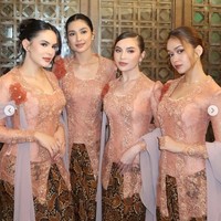 Kebaya model kutubaru itu dihiasi bordir serta payet halus, menciptakan efek berkilau elegan tanpa terlihat berlebihan. Siluet kebaya dibuat pas badan (fitted), menonjolkan bentuk tubuh dengan tetap terlihat sopan. Foto: Instagram/@steffizamoraaa