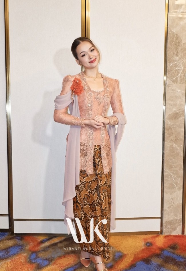 Setiap bridesmaid juga mengenakan selendang yang menjuntai lembut dari lengan, memberikan efek flowy yang mempermanis keseluruhan tampilan. Diketahui kebaya para bridesmaid Syifa merupakan rancangan Wiranti Kurnia Bride. Foto: Instagram/@wirantikurniabride