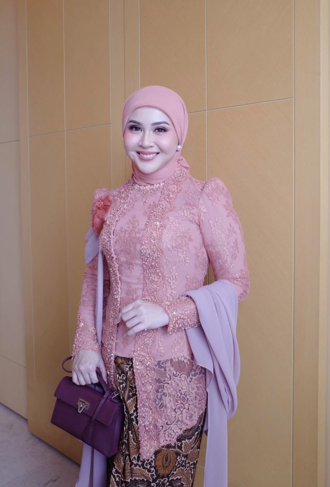 Untuk bridesmaid yang berhijab, seperti Kesha Ratuliu, kebaya dibuat dengan model potongan leher yang lebih tinggi. Kebaya tersebut juga dipadukan dengan hijab polos berwarna senada. Foto: Instagram/@kesharatuliu05