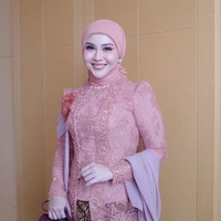 Untuk bridesmaid yang berhijab, seperti Kesha Ratuliu, kebaya dibuat dengan model potongan leher yang lebih tinggi. Kebaya tersebut juga dipadukan dengan hijab polos berwarna senada. Foto: Instagram/@kesharatuliu05