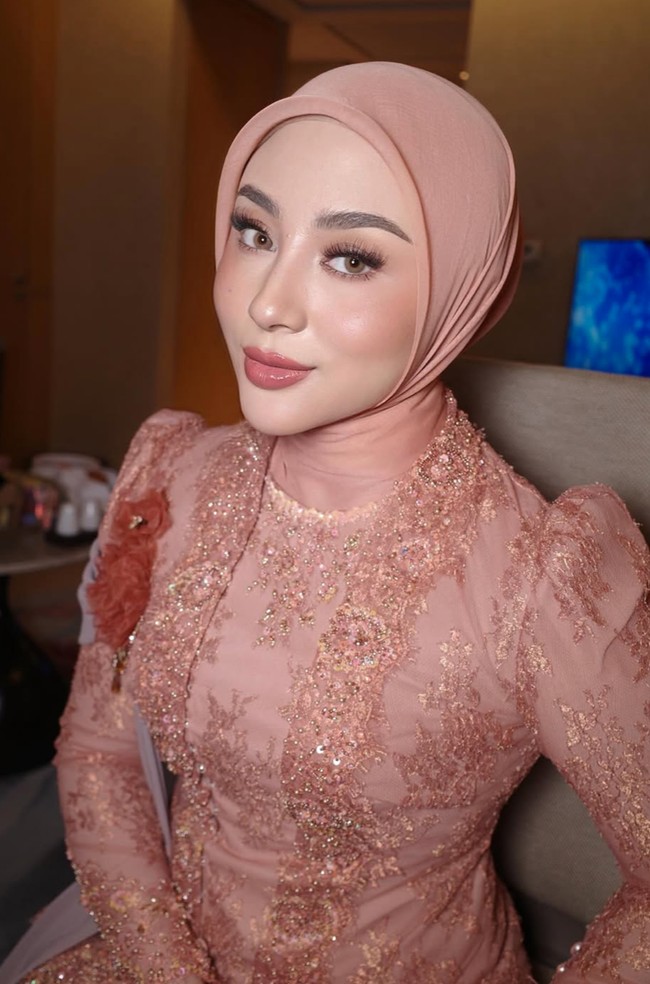 Senada dengan busana yang dikenakan, kebanyakan bridesmaid memilih tampil flawless dengan riasan yang soft. Salah satunya Margin Wieheerm. Foto: Instagram/@marginw