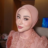 Senada dengan busana yang dikenakan, kebanyakan bridesmaid memilih tampil flawless dengan riasan yang soft. Salah satunya Margin Wieheerm. Foto: Instagram/@marginw