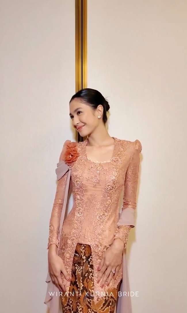 Mempermanis tampilan kebaya, setiap busana bridesmaid juga dilengkapi dengan detail seperti bunga yang menempel pada selendang di salah satu bahu. Foto: Instagram/@wirantikurniabride