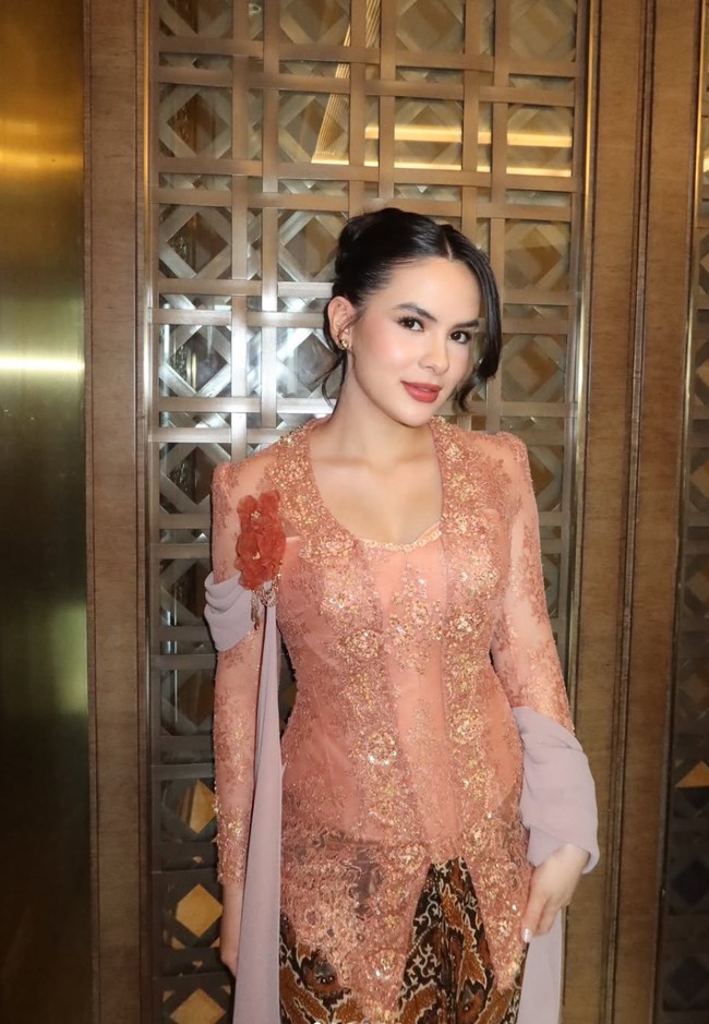 Para bridesmaid yang tak berhijab tampil rapi dengan rambut yang disanggul modern atau low bun. Seperti Steffi Zamora yang tampil cantik dengan sanggul modern. Mempermanis tampilan, salah satu bagian poninya dibiarkan terurai dengan model curly. Foto: Instagram/@steffizamoraaa