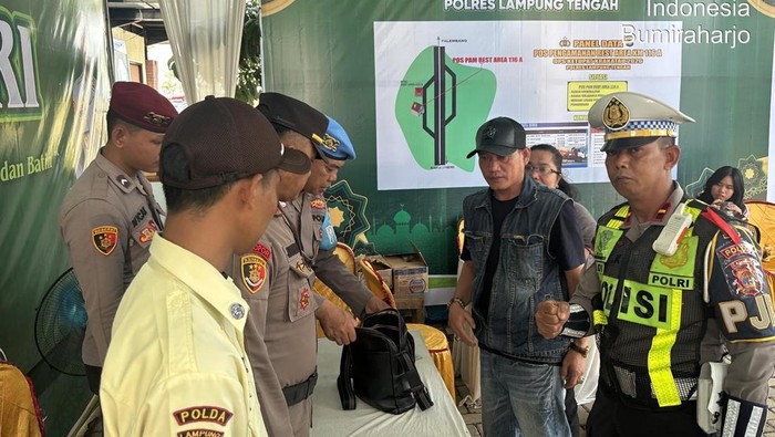 Ipda Adi Sukarmin balikin tas pemudik berisi Rp 23 juta