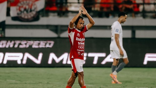 Irfan Jaya seusai mencetak gol kedua Bali United ke gawang PSM Makassar di Stadion Kapten I Wayan Dipta, Senin (27/4/2026). (Foto: Dok. Bali United)