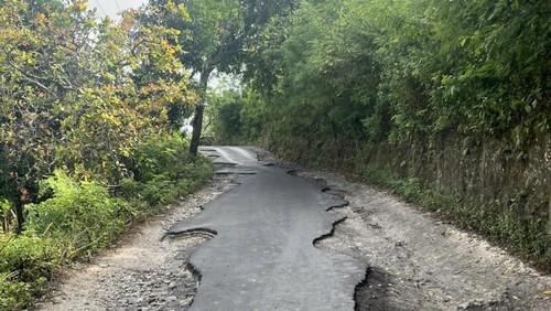 Kondisi jalan di Desa Bunga Mekar, Kecamatan Nusa Penida yang butuh perbaikan, Selasa (28/4/2026). Dok. Desa Bunga Mekar.