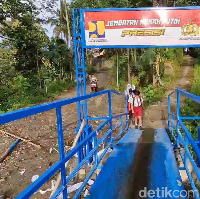 Polisi Bangun Jembatan, Akses Sekolah Anak Desa Lebih Mudah