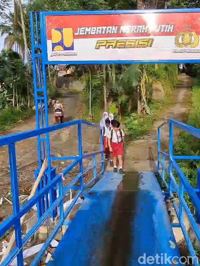 Polisi Bangun Jembatan, Akses Sekolah Anak Desa Lebih Mudah