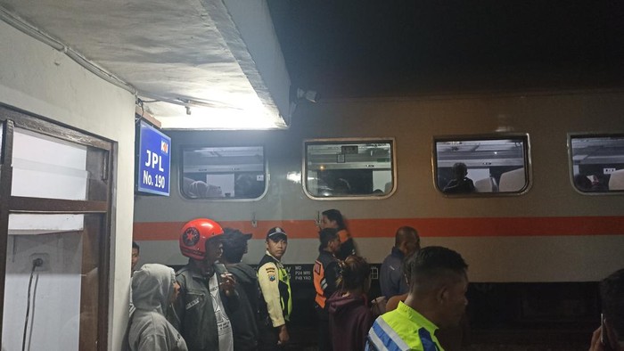 KA Dhoho tabrak dump truk di Sananwetan, Kota Blitar