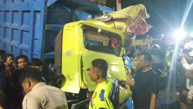 KA Dhoho tabrak dump truk di Sananwetan, Kota Blitar