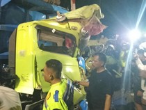 Video Detik-detik KA Dhoho Hantam Truk Mogok di Perlintasan Blitar