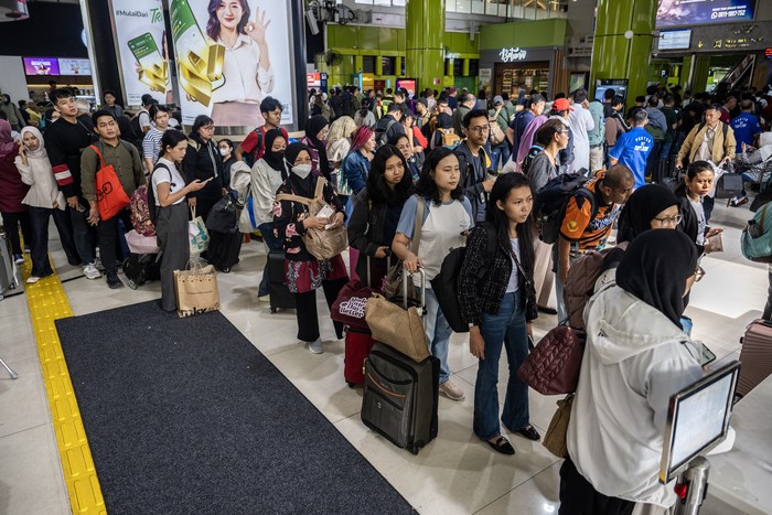 Calon penumpang antre untuk tiket pengganti pembatalan di Stasiun Gambir, Jakarta, Selasa (28/4/2026). PT Kereta Api Indonesia (Persero) (KAI) mengumumkan bahwa  seluruh perjalanan kereta api jarak jauh (KAJJ) dari Stasiun Gambir dan Pasar Senen Jaka