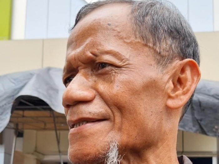Kakek Rajihun mencari cucunya yang jadi korban kecelakaan kereta api (Taufiq/detikcom)