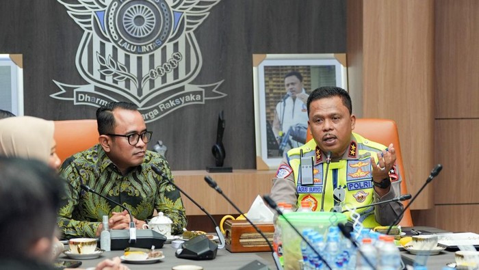 Kakorlantas Polri Irjen Agus Suryonugroho menerima apresiasi dari PT ASDP Indonesia Ferry