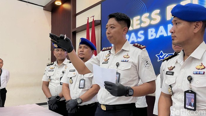 Kalapas kelas IIA Banyuwangi menunjukkan dua paket sabu yang gagal diselundupkan ke dalam Lapas.