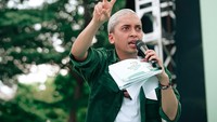 Kamal Rasyid mengaku digaji Rp 700 ribu sebulan. Dibayar per tiga bulan, jadi Rp 2,1 juta, tuturnya. (Foto: dok Instagram cindylauw)