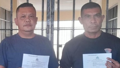 Kanit Paminal Polres Manggarai Timur Aipda Djefri Loudoe (kiri) dan Komandan Kompi 4 Batalion B Pelopor Satbrimob Polda NTT Iptu Herman Pati Bean ditahan di Mapolda NTT. (Foto: Dok. Polda NTT)