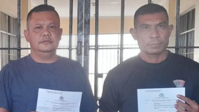 Kanit Paminal Polres Manggarai Timur Aipda Djefri Loudoe (kiri) dan Komandan Kompi 4 Batalion B Pelopor Satbrimob Polda NTT Iptu Herman Pati Bean ditahan di Mapolda NTT. (Foto: Dok. Polda NTT)
