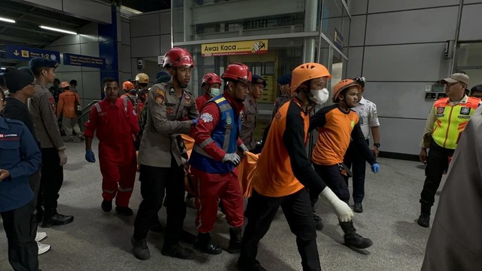 kantong jenazah korban kecelakaan kereta di Stasiun Bekasi Timur dievakuasi (Isal Mawardi/detikcom)