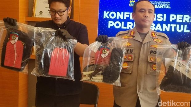 Kapolres Bantul, AKBP Bayu Puji Hariyanto (kanan), saat menunjukkan patahan gunting yang digunakan tersangka untuk menganiaya Ilham di Pandak, Selasa (28/4/2026).