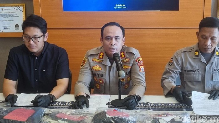 Kapolres Bantul, AKBP Bayu Puji Hariyanto saat jumpa pers kasus pengeroyokan tewaskan Ilham di Polres Bantul, Selasa (28/4/2026).