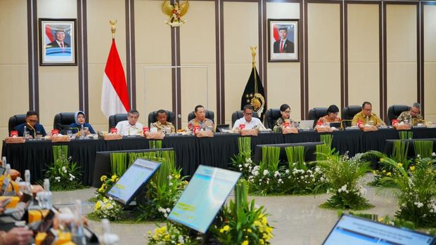 Kapolri Jenderal Listyo Sigit Prabowo hari ini memimpin Rapat Koordinasi (Rakor) Lintas Sektoral  di Rupattama Mabes Polri, Jakarta Selatan, Selasa (28/4/2026). Rakor ini digelar khusus untuk memitigasi risiko dampak eskalasi global terhadap stabilitas ekonomi dan keamanan di dalam negeri.