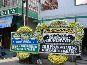 Karangan Bunga Penuhi Rumah Duka Korban Kecelakaan Kereta Bekasi