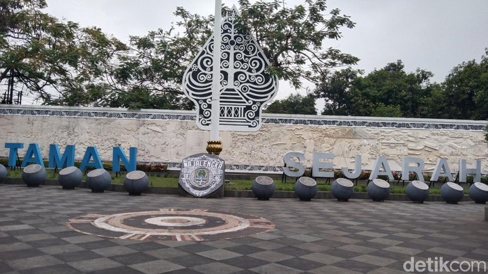Karya instalasi batu bertuliskan nama-nama Bupati Majalengka di Taman Sejarah