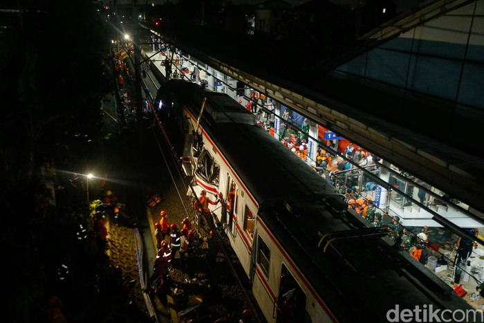 Petugas berhasil menyelamat korban selamat di dalam gerbong kereta di Stasiun Bekasi Timur, Selasa (28/4/2026).