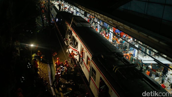 Petugas berhasil menyelamat korban selamat di dalam gerbong kereta di Stasiun Bekasi Timur, Selasa (28/4/2026).